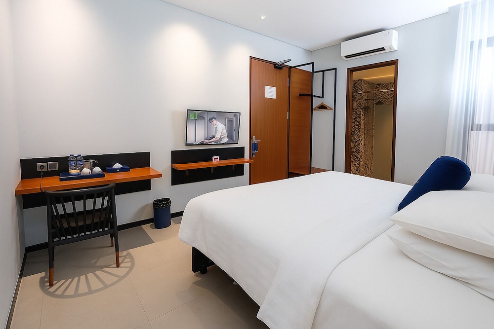 DELUXE, DOUBLE OR TWIN BED