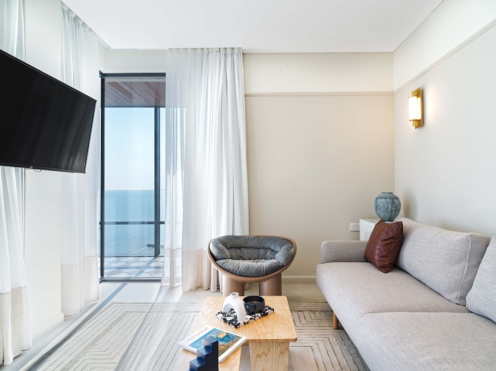 LIV Mackenzie Beach Suites 31/55