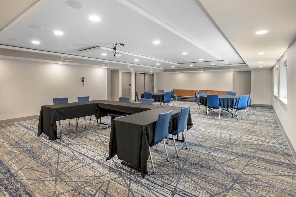 Holiday Inn Express Chicago Downers Grove 64/74
