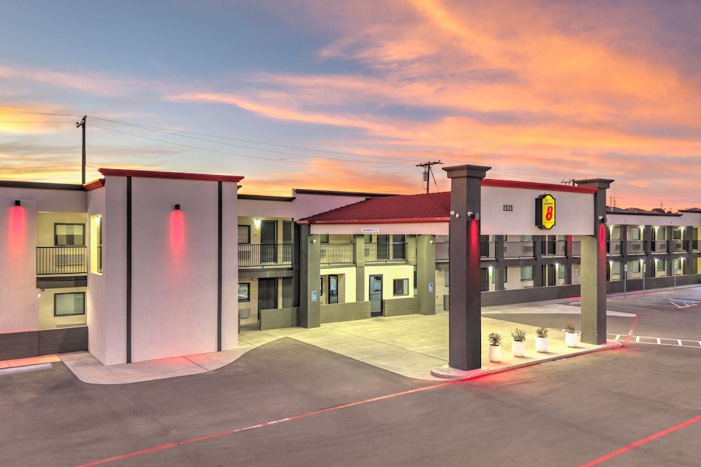 Super 8 by Wyndham Lubbock Airport 46/54
