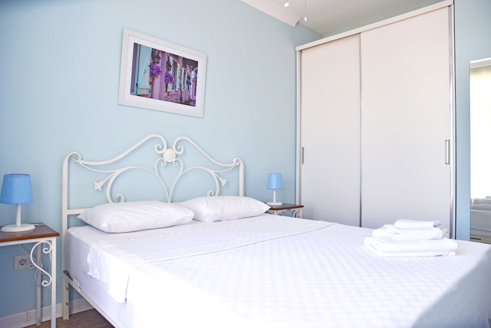 ROOM, APARTMENT
