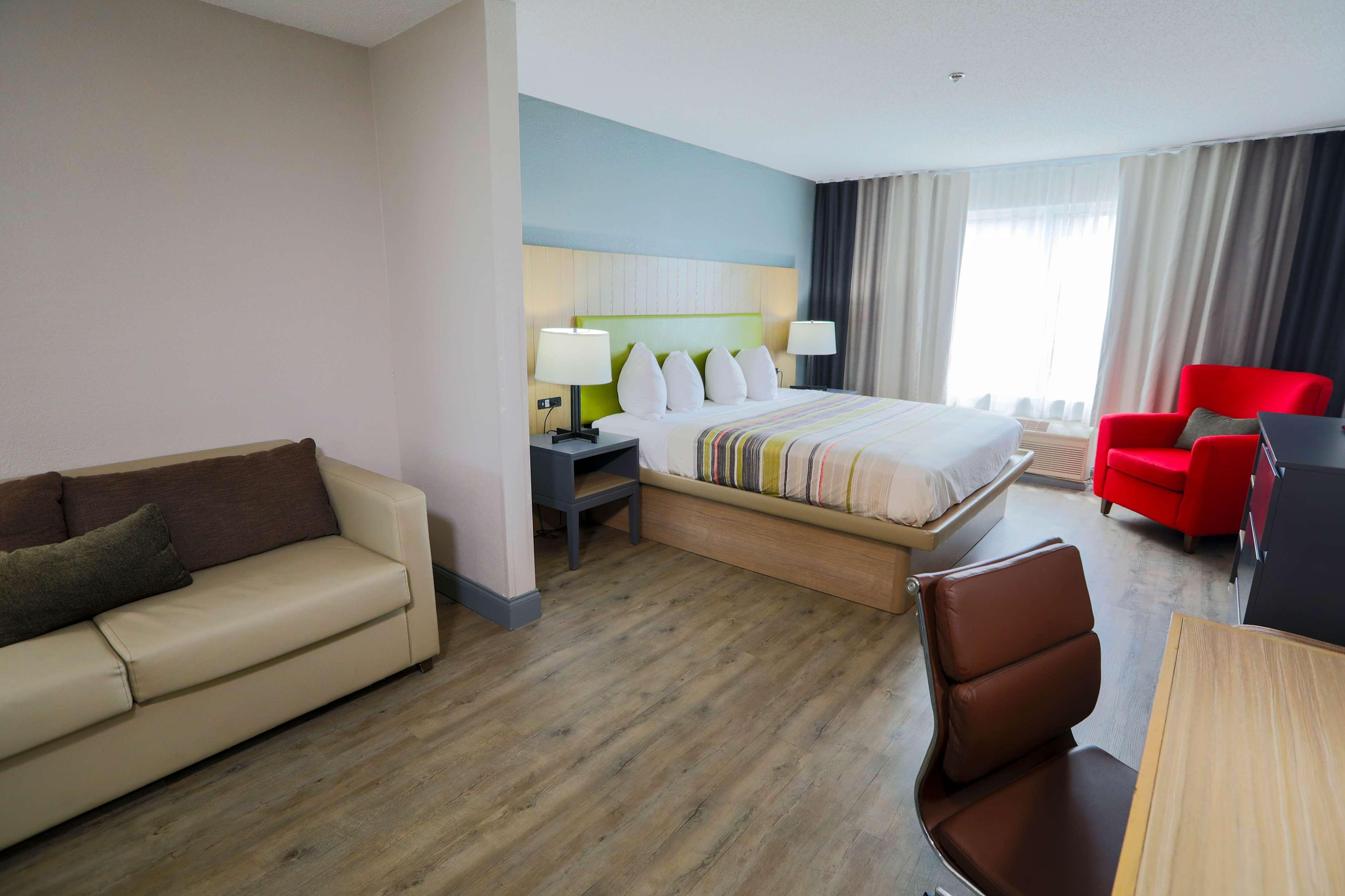 SUITE, KING BED