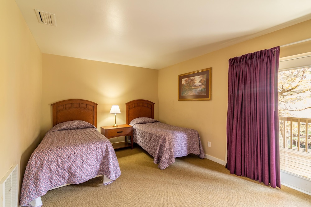 Mountain Villa With Waterpark, Golf, Skiing, Wine Tour Access and More! Massanuttens Shenandoah Vil 10/49