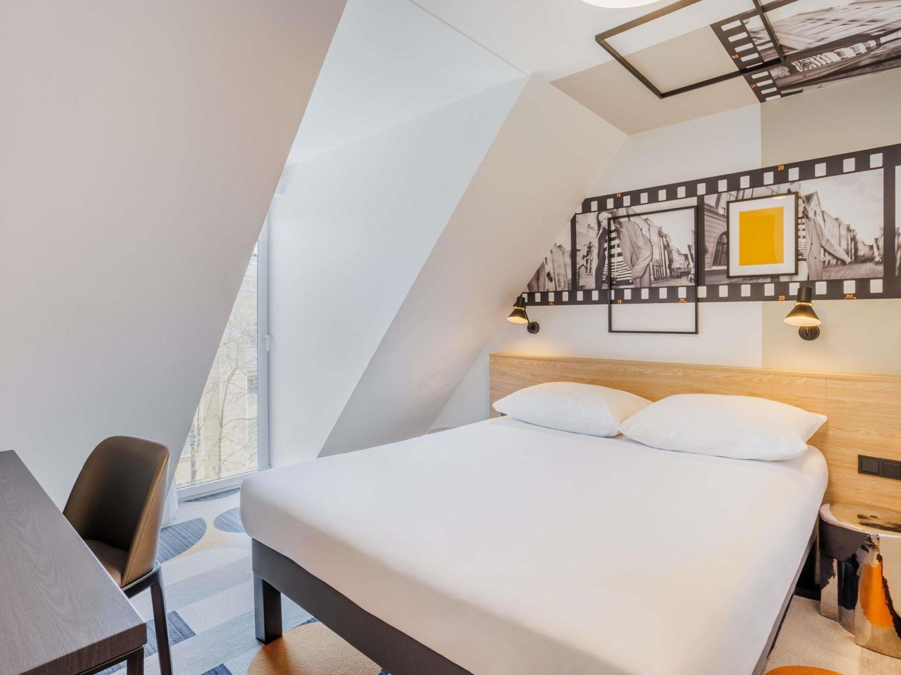 STANDARD, QUEEN BED