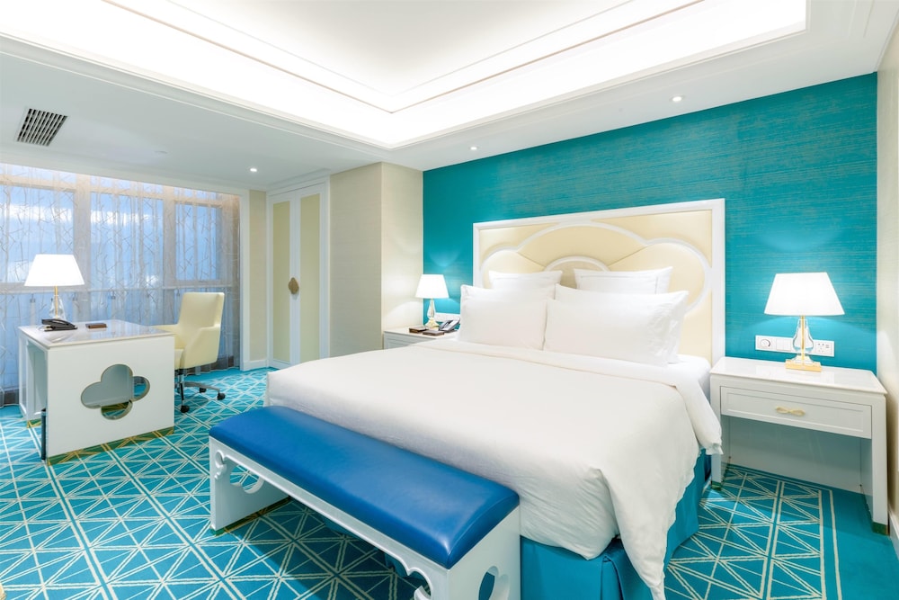 SUITE, KING BED
