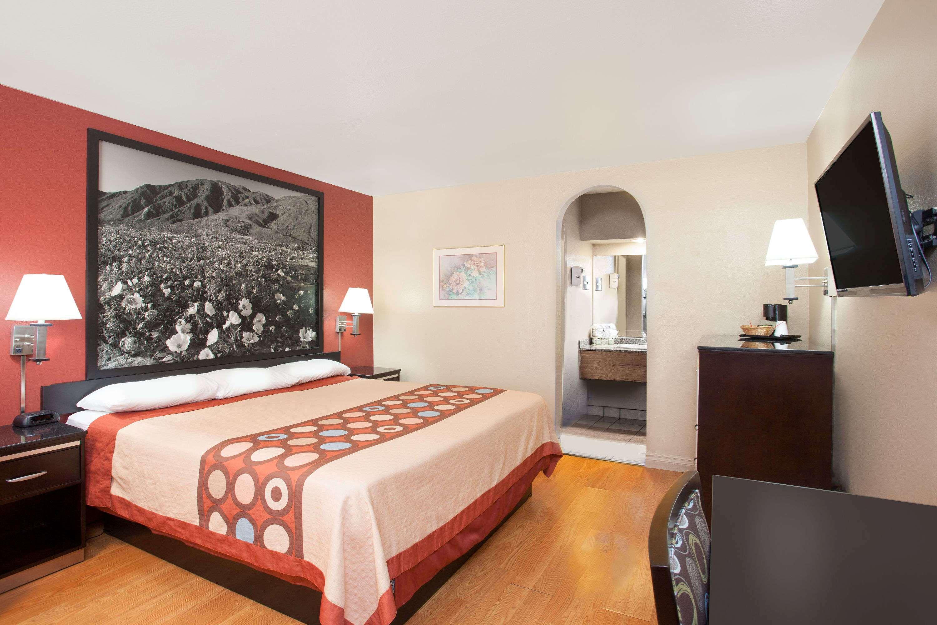 1 King Bed - Non-Smoking