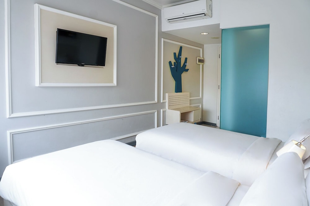 Urban, Superior, Twin Beds