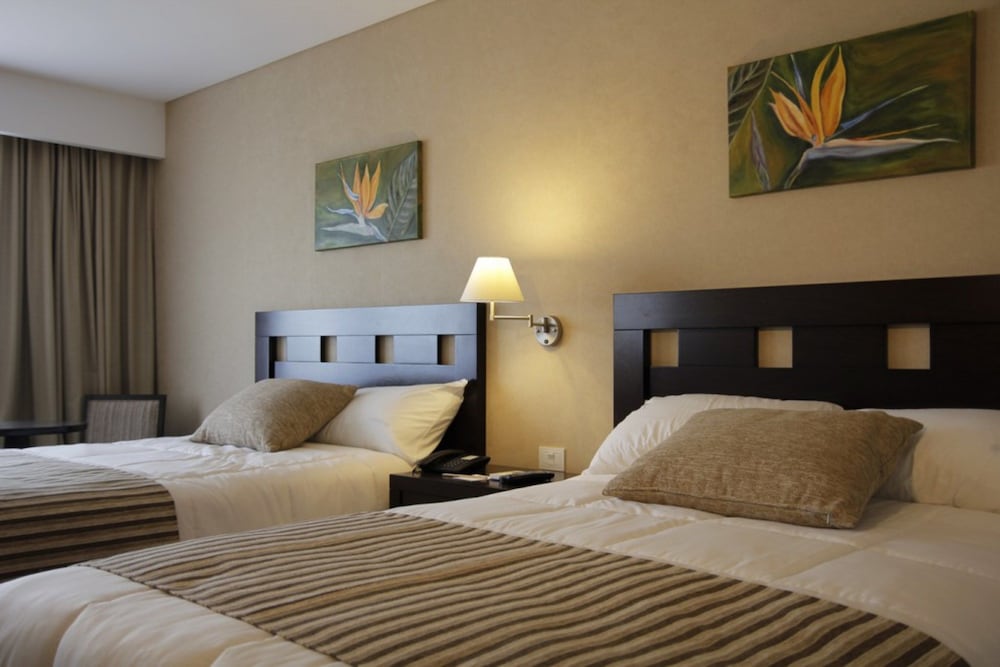 Howard Johnson by Wyndham Funes 24/67