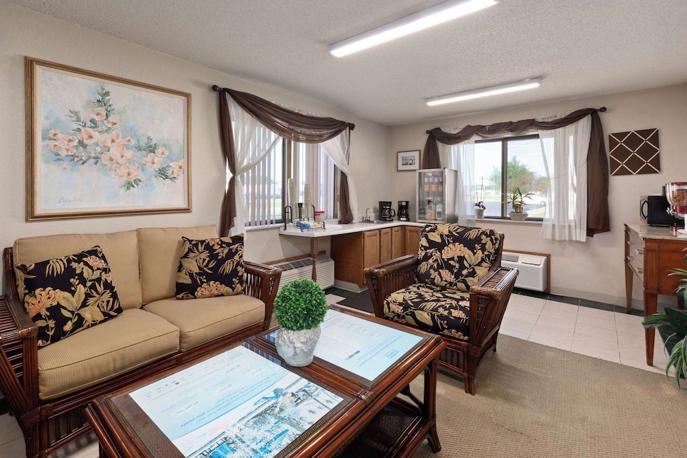 Travelodge By Wyndham Redwood Falls 17/30