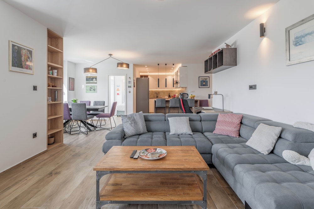 Bells & Whistles, Comfortable Condo 10/30