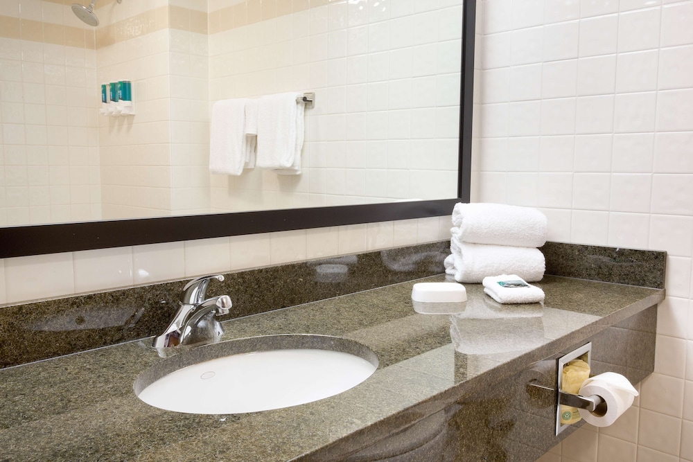 جناح بسرير كوين بغرفتين مع أريكة بحوض استحمام لذوي الإعاقة، Drury Inn Suites North Austin 2/2
