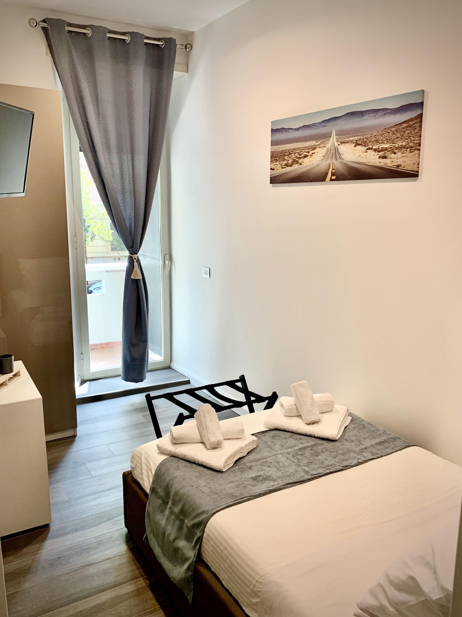 BUSINESS, SINGLE BED