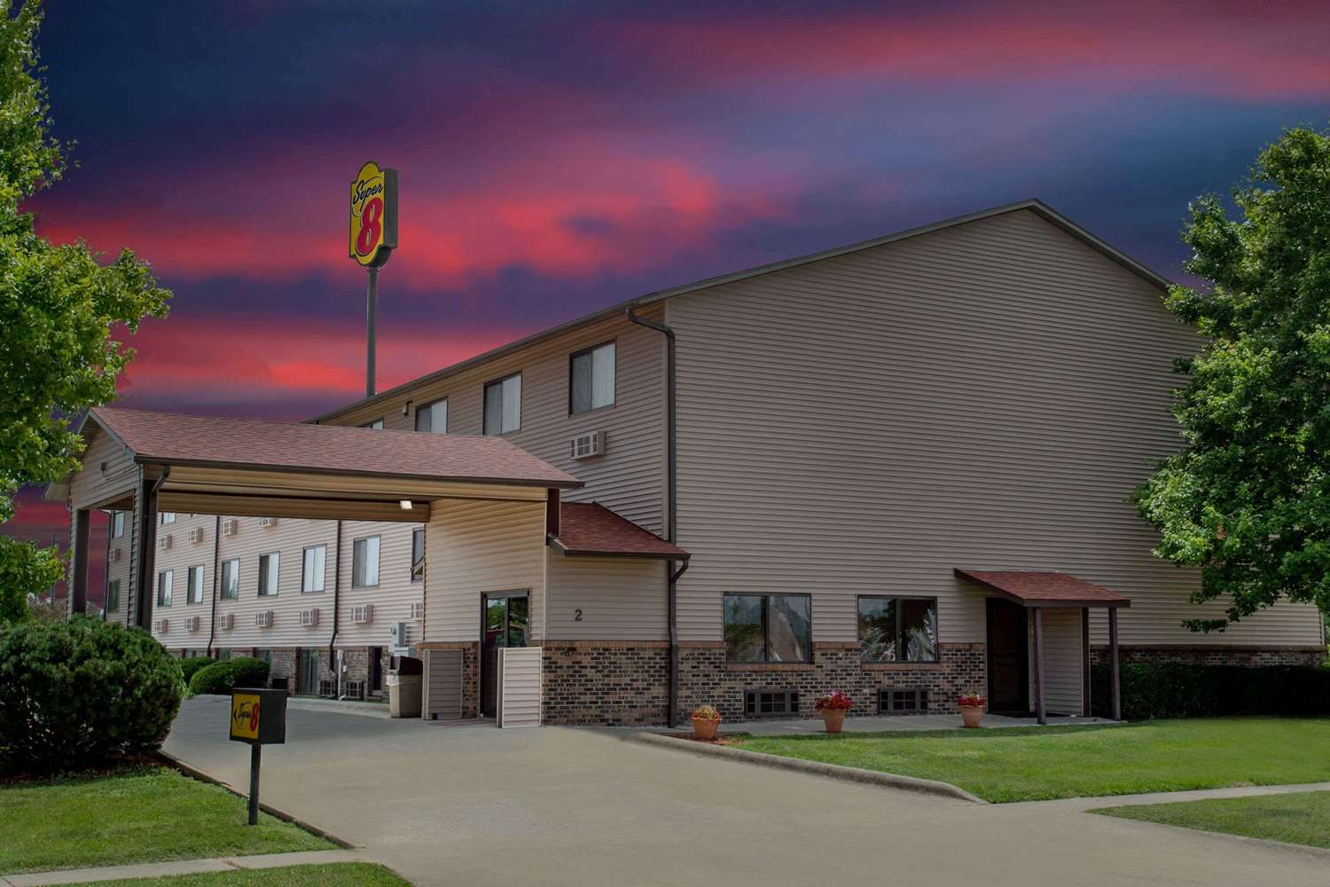Super 8 by Wyndham Normal Bloomington 1/5