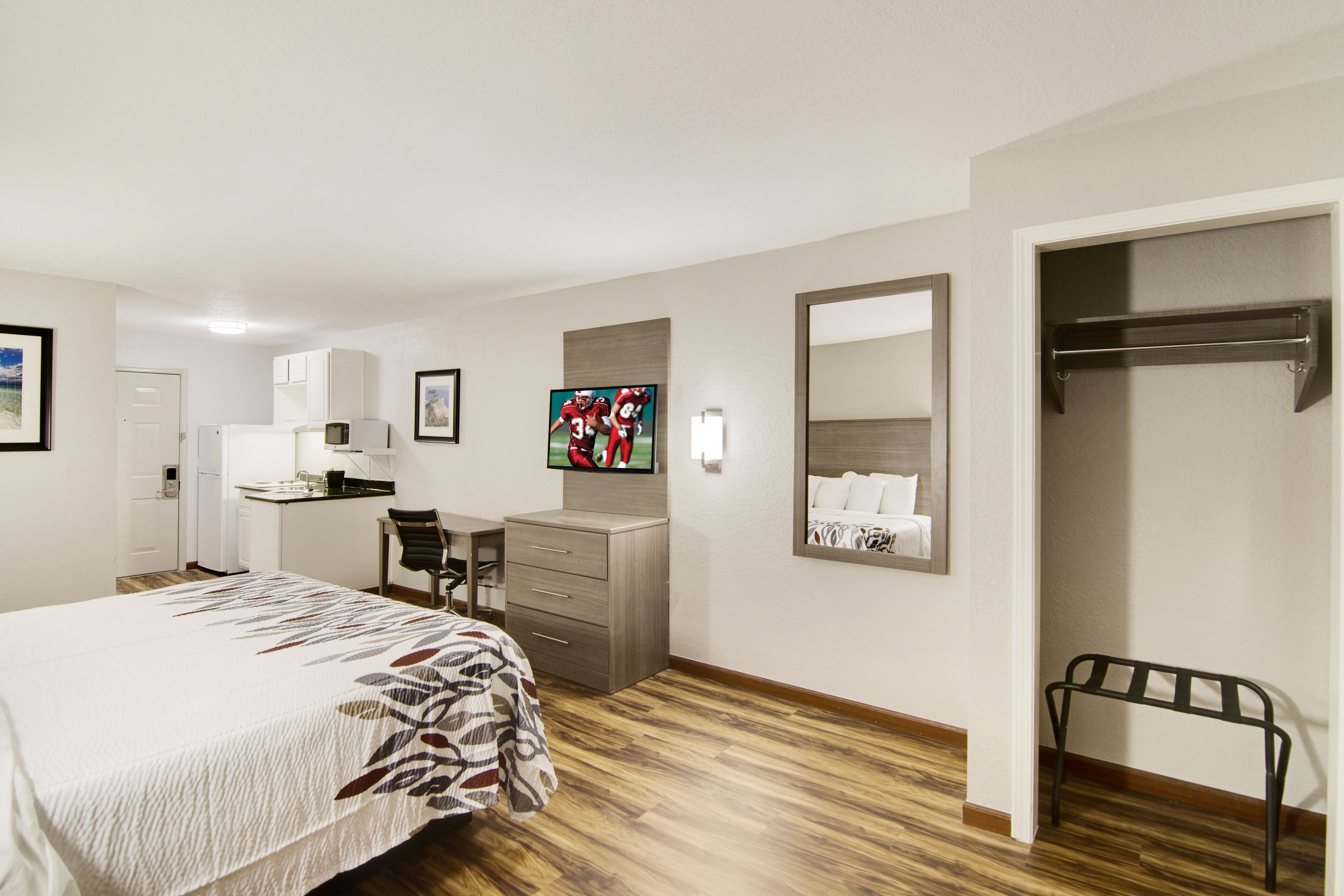 DELUXE, KING BED, KITCHEN