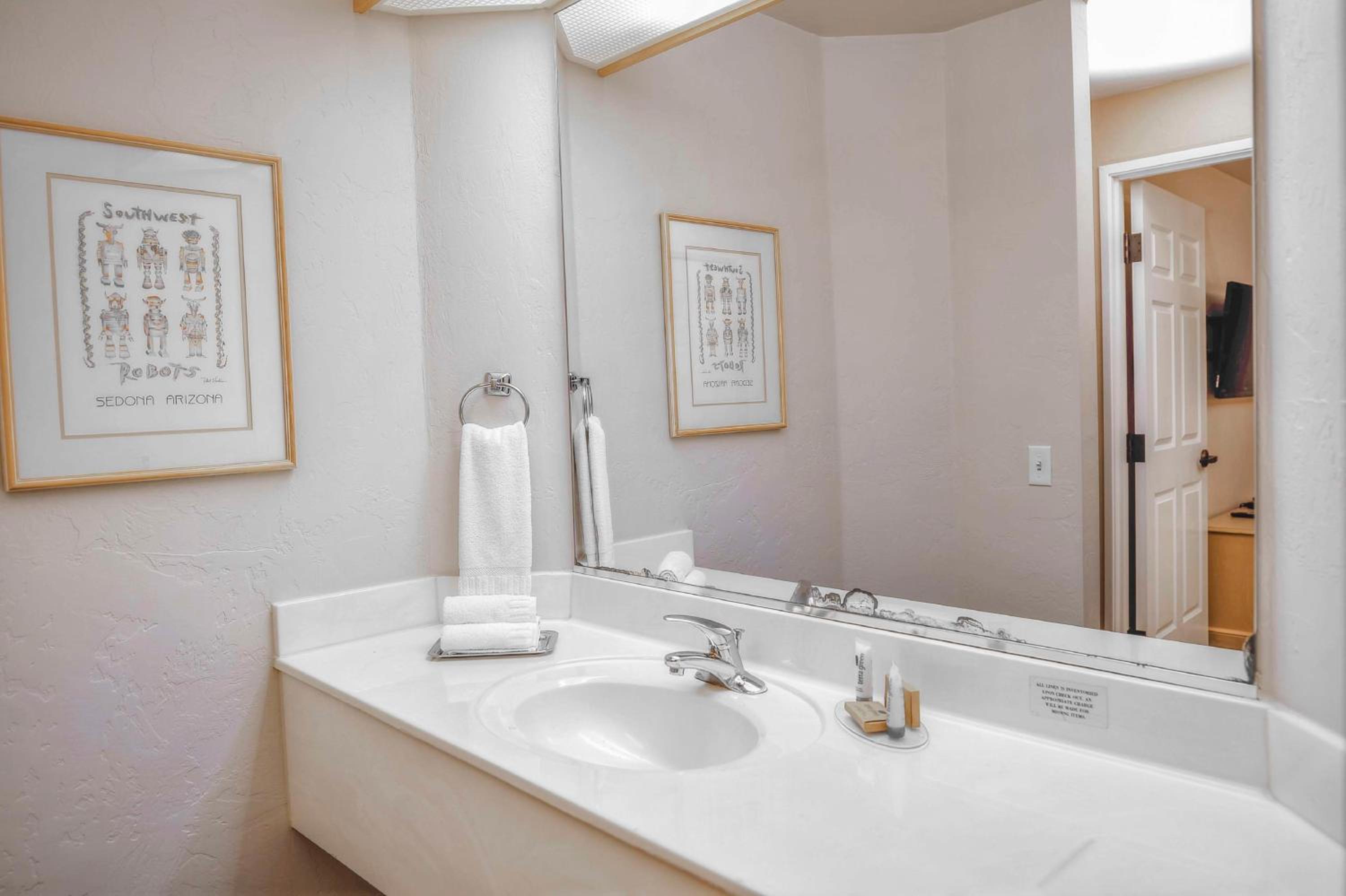 جناح بسرير كينج وسريرين كينج بغرفتي نوم مع أريكة، Hilton Vacation Club Varsity Club Tucson 6/10