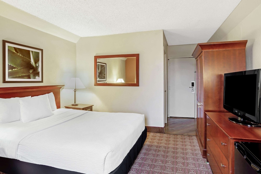 La Quinta Inn & Suites by Wyndham Stamford / New York City 13/59