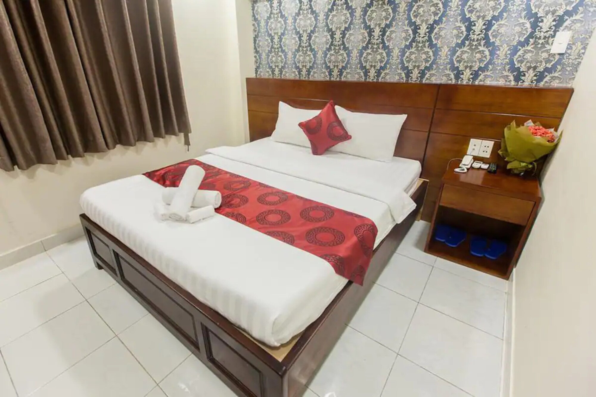 ROOM, DOUBLE BED