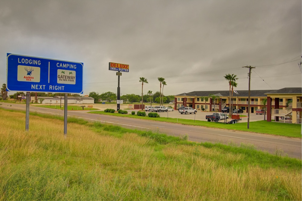 Deluxe Inn Suites 39/61