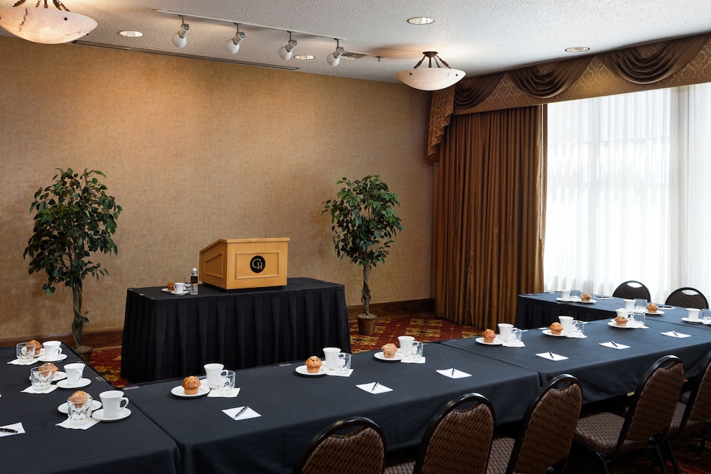 Clubhouse Hotel Suites Sioux Falls 57/67