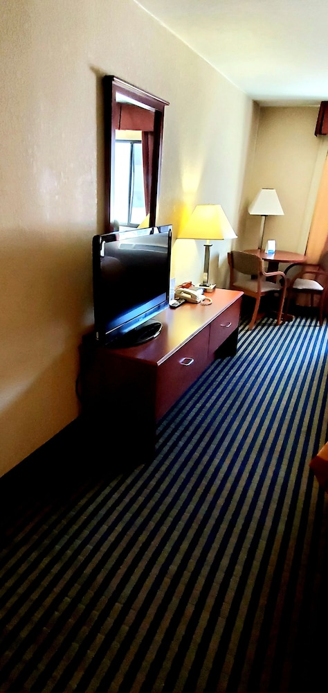 Super 8 by Wyndham Marshalltown 17/25