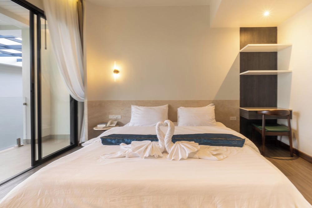The Grace Amphawa 10/50