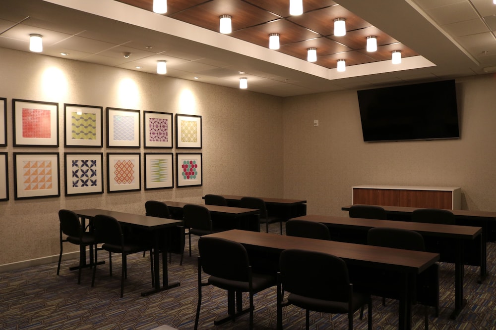 Holiday Inn Express Suites Portland Airport Cascade Stn 49/49
