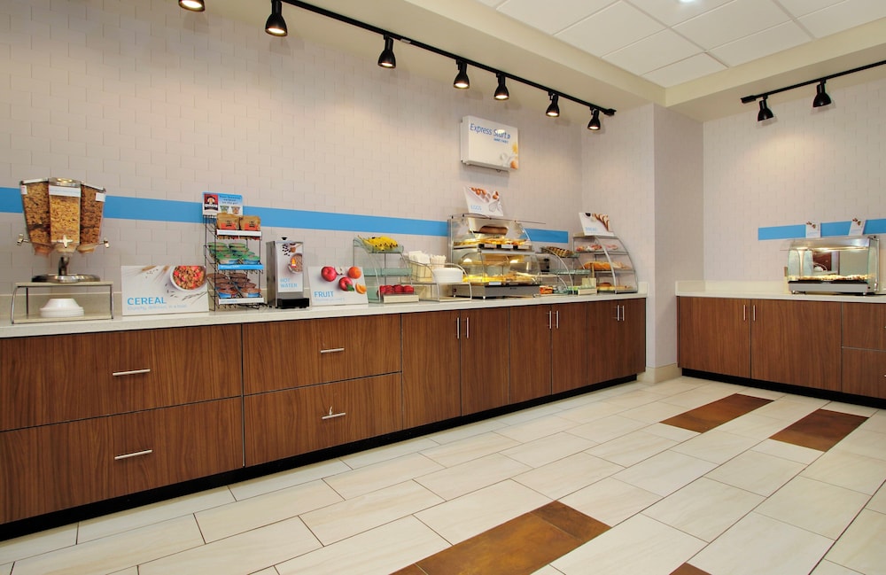 Holiday Inn Express And Suites Katy 35/54
