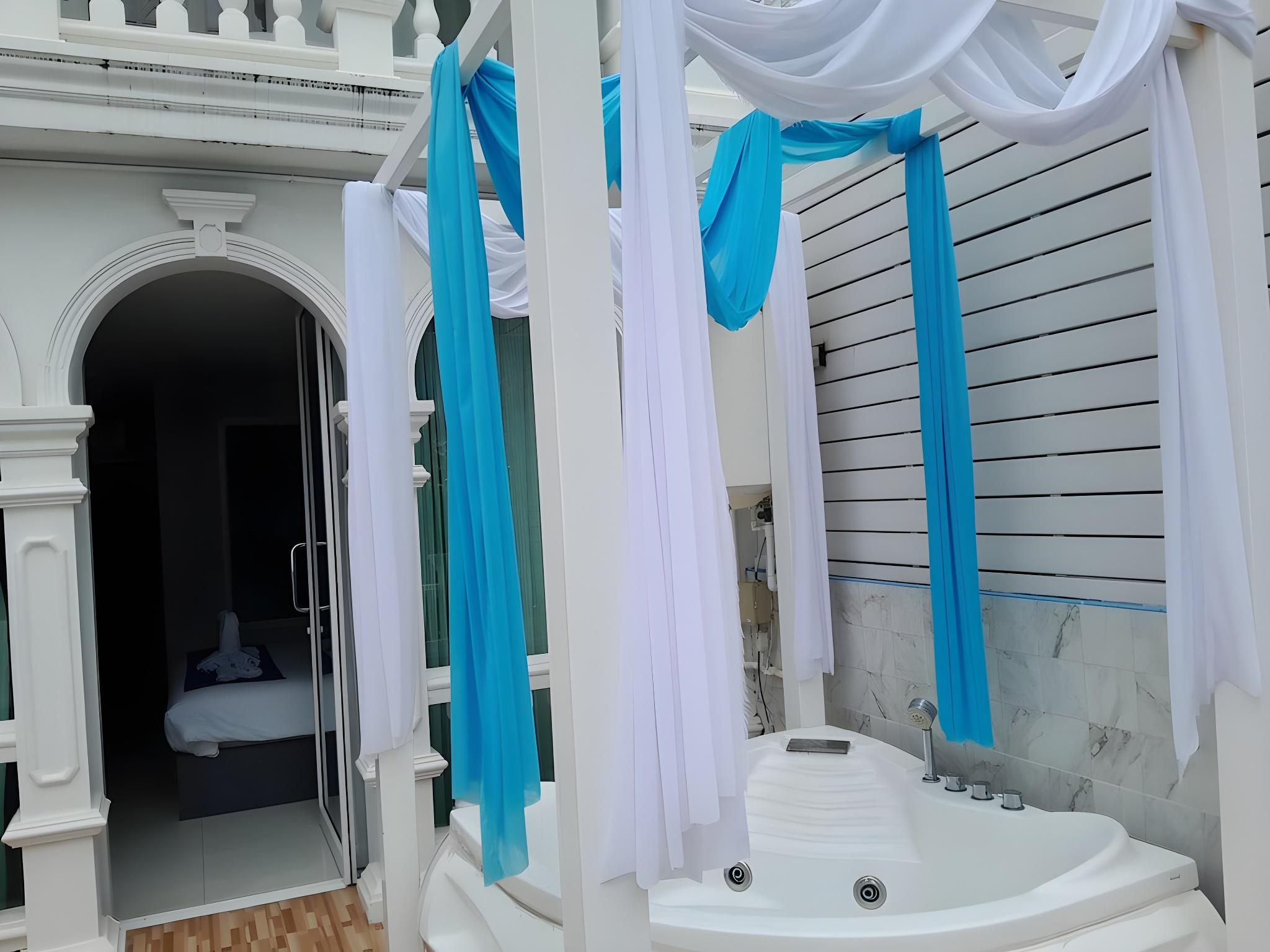 Deluxe, Hot Tub, Pool Access