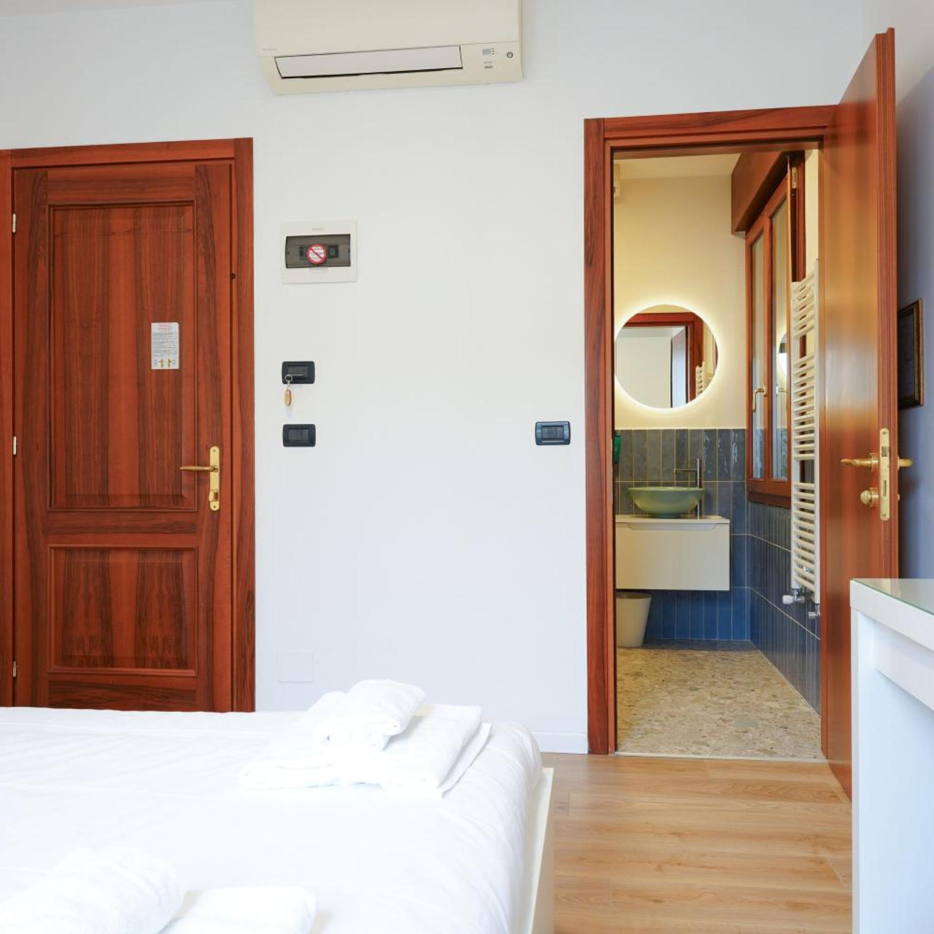 Sunshine HOTEL 11/50