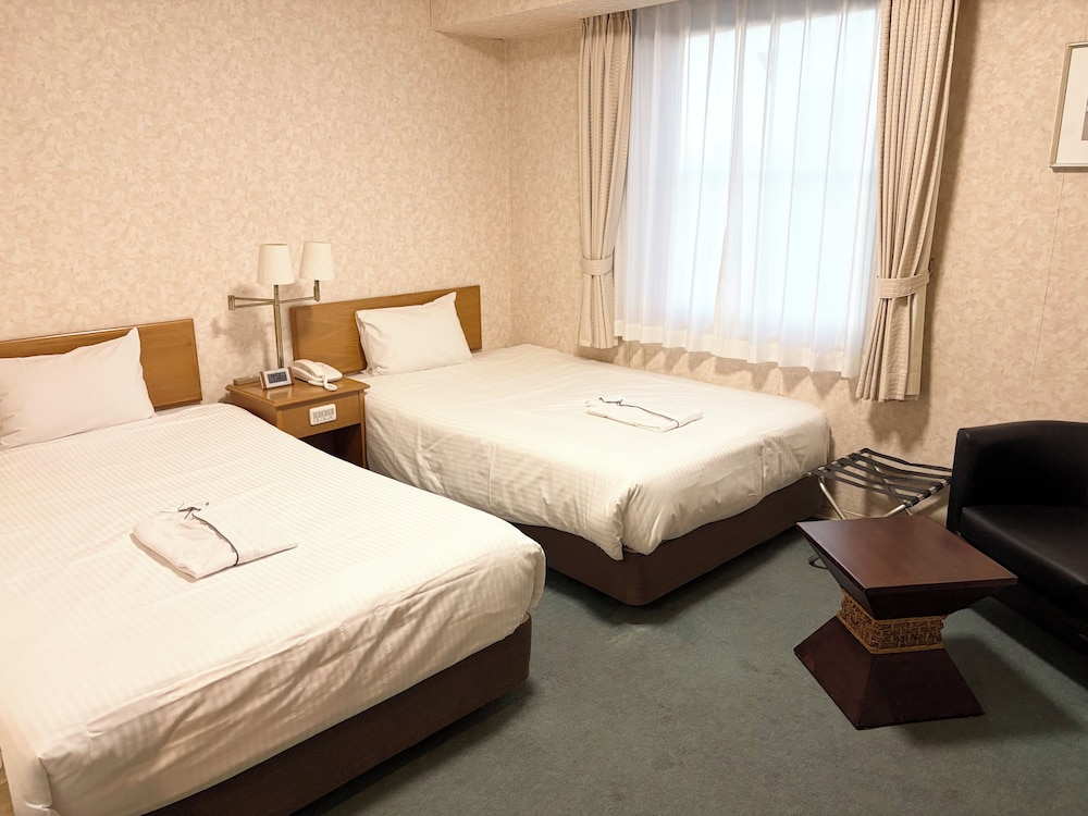 Shonan Kamakura Crystal Hotel 4/89