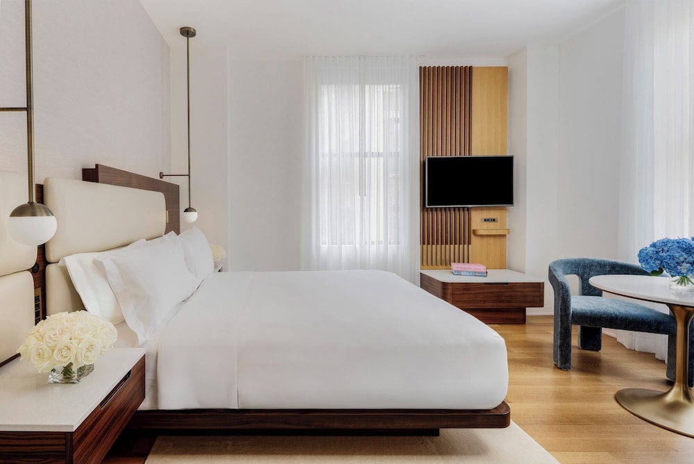 DELUXE, QUEEN BED