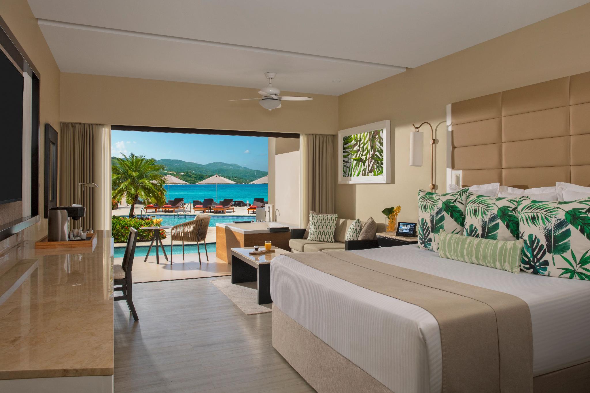 Preferred Club, Swim Out, Junior Suite, King Bed