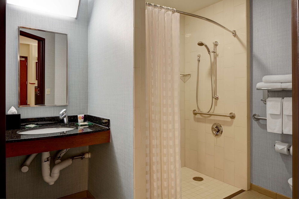 Hyatt Place Indianapolis / Fishers 67/69
