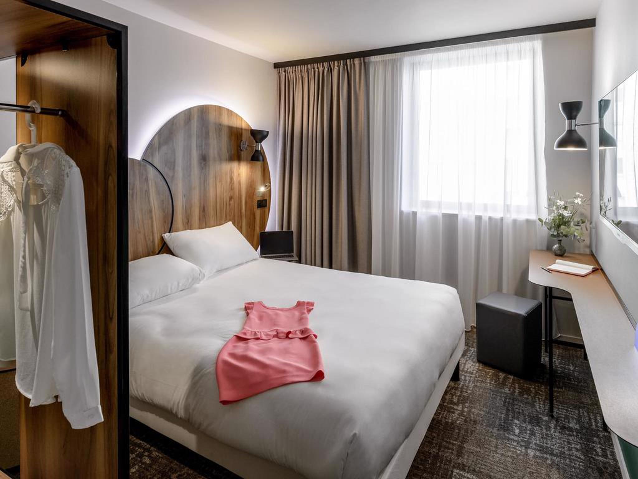 APARTMENT, DOUBLE AND TWIN BEDS