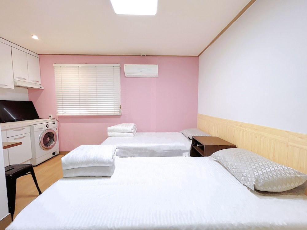 ROOM, TWIN BEDS