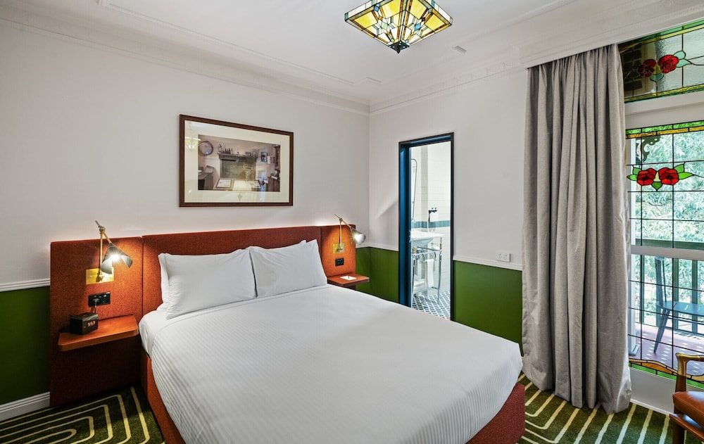 CLASSIC, QUEEN BED, BALCONY