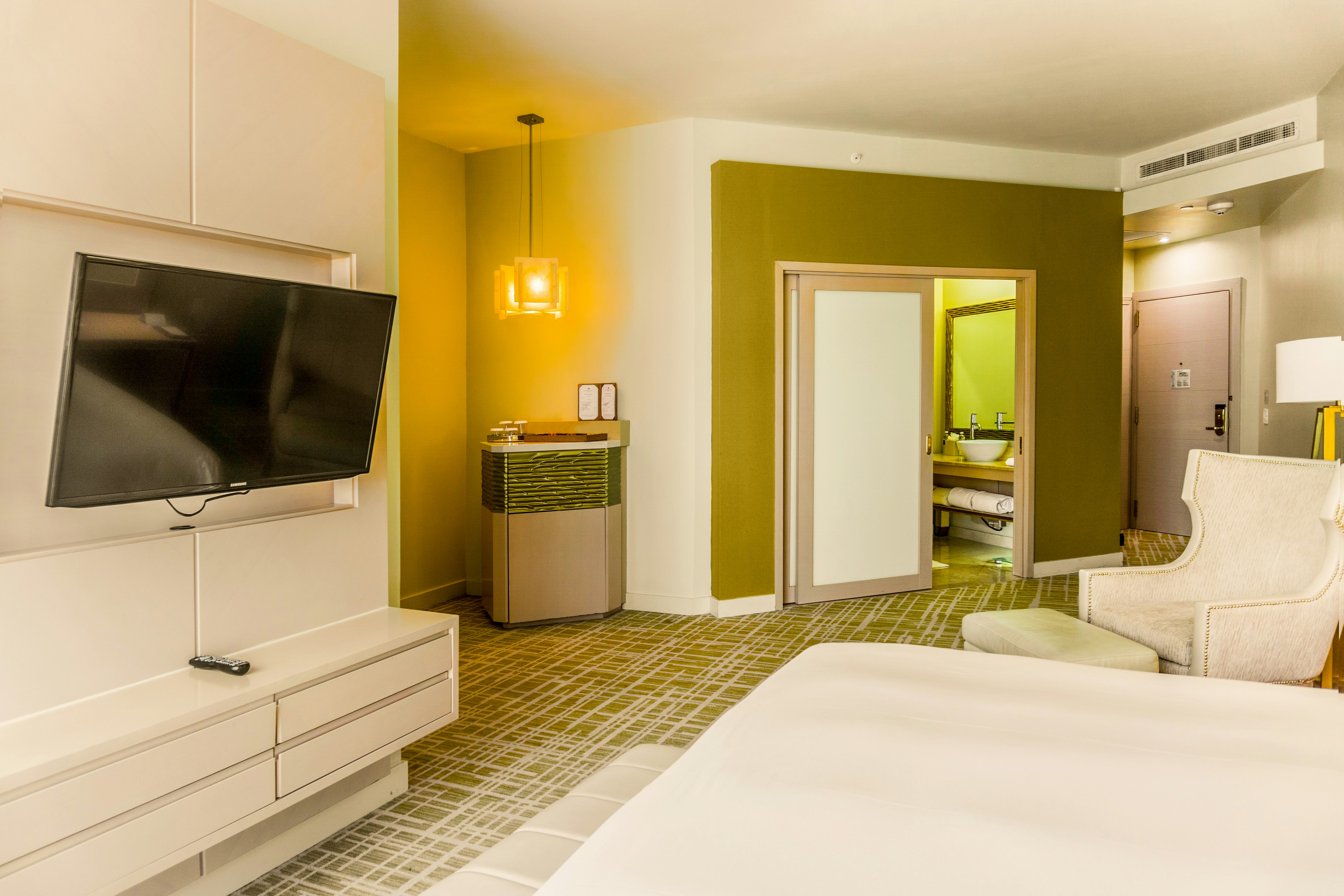 DELUXE, KING BED, ACCESSIBLE