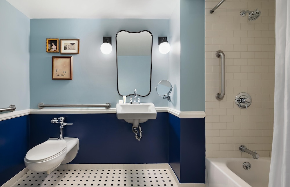 Room, 2 Queen Beds, Accessible, Graduate by Hilton Charlottesville 5/6