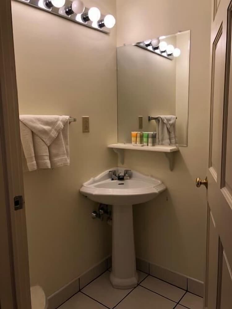 Camelot Restaurant Inn 48/50