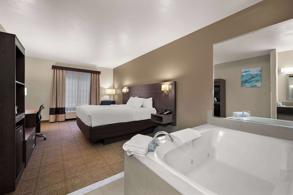 Comfort Inn and Suites Fenton MI 50/50