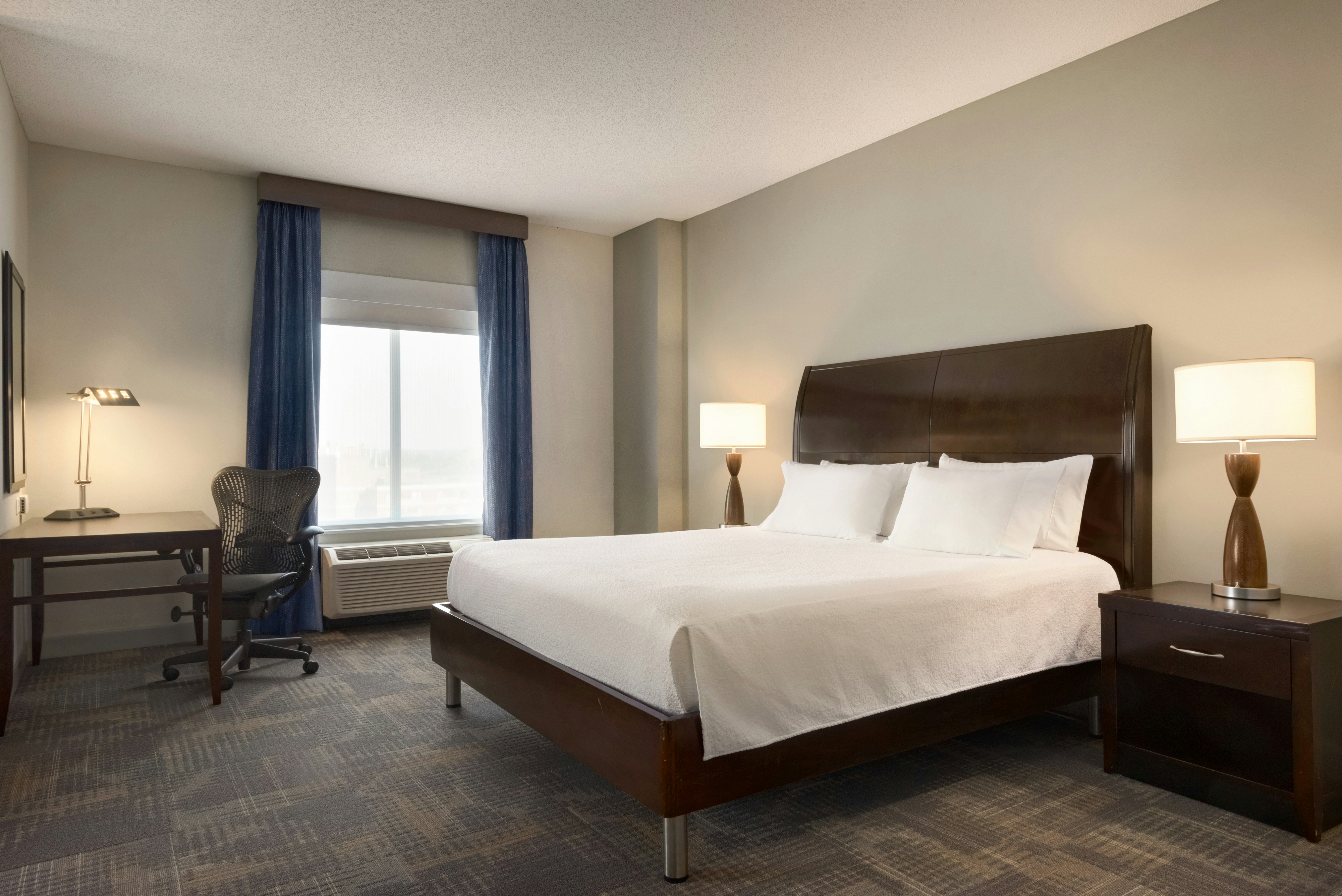 EXECUTIVE, KING BED