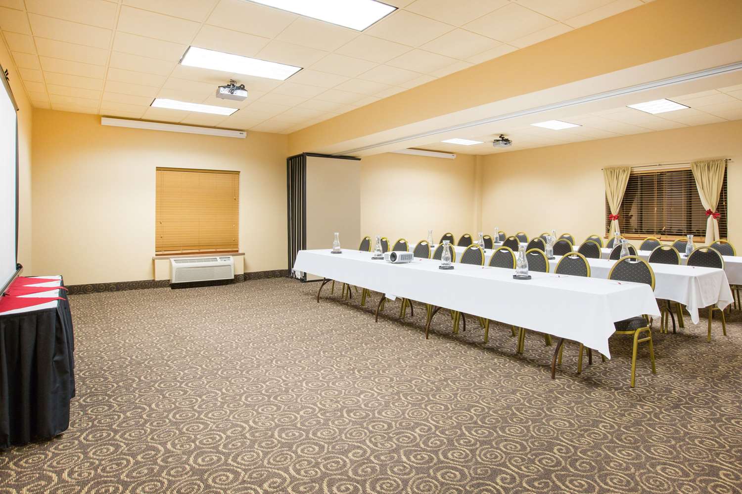 Ramada by Wyndham Des Moines Tropics Resort & Conference Ctr 11/18
