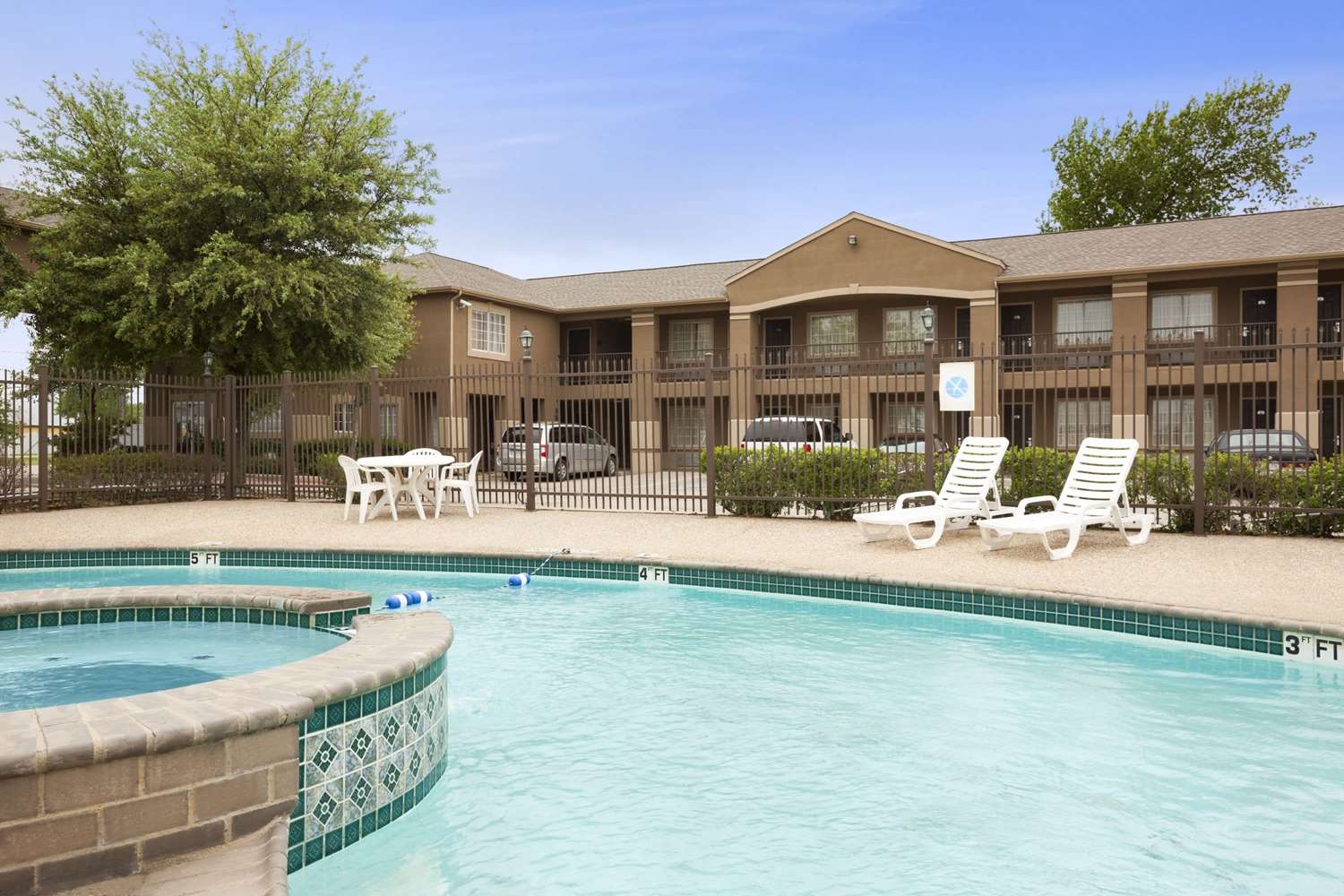 Howard Johnson by Wyndham Grand Prairie Near Lone Star Park 8/20