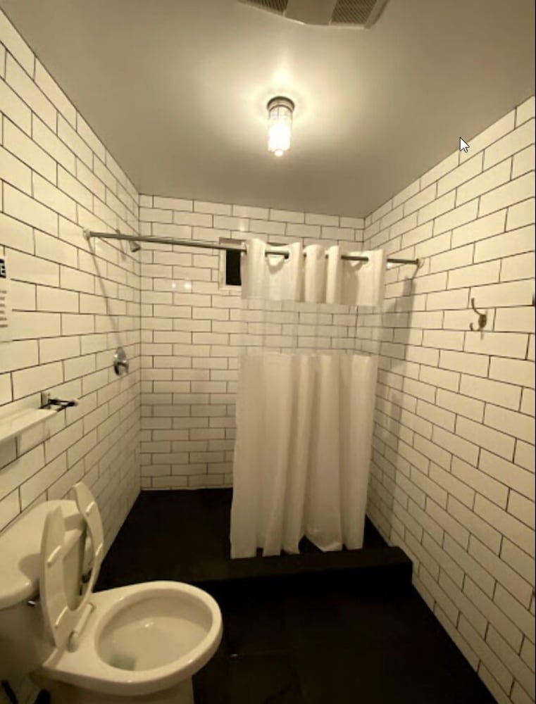 Hotel Hotel Hostel 17/18