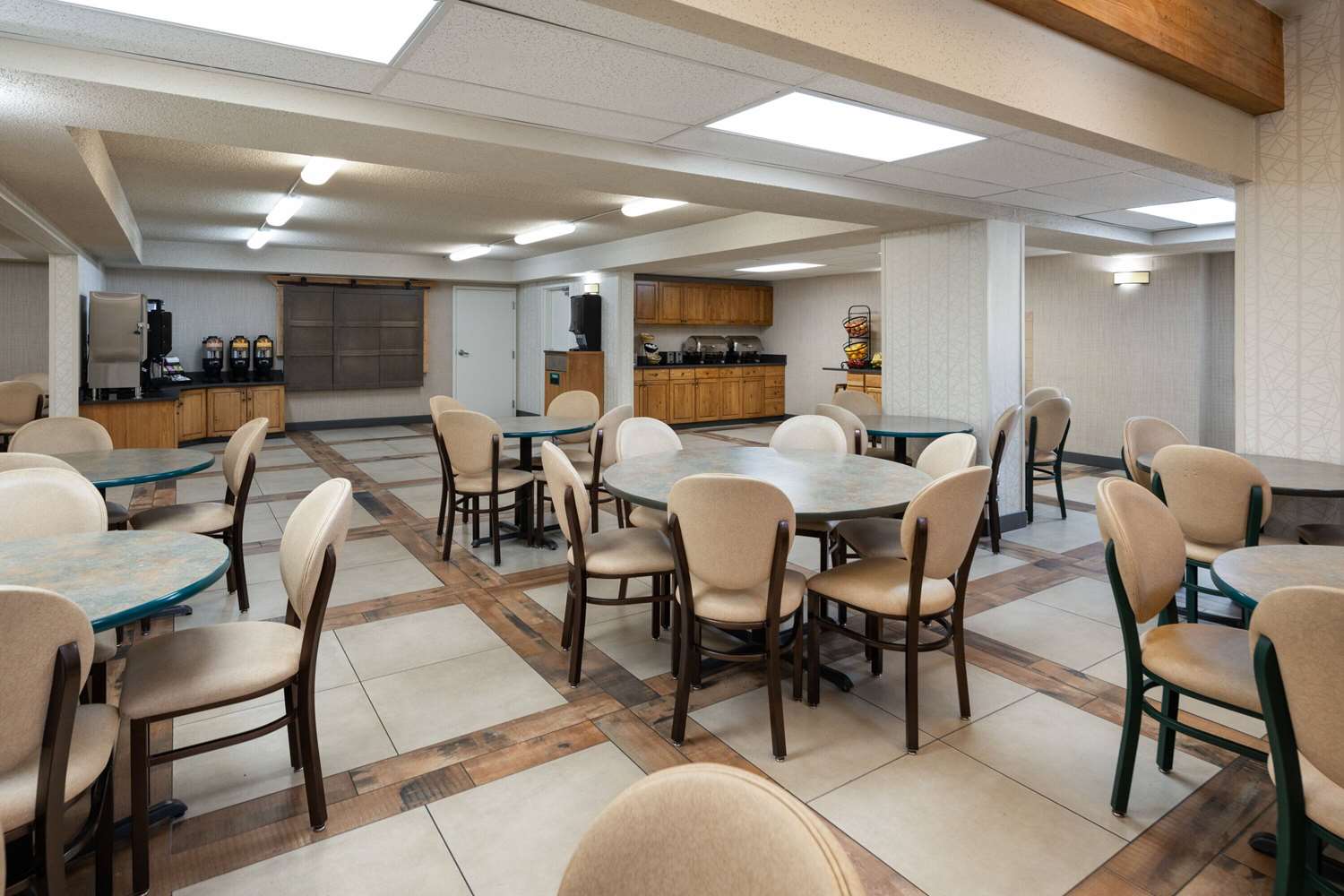 Days Inn & Suites by Wyndham Bozeman 21/29