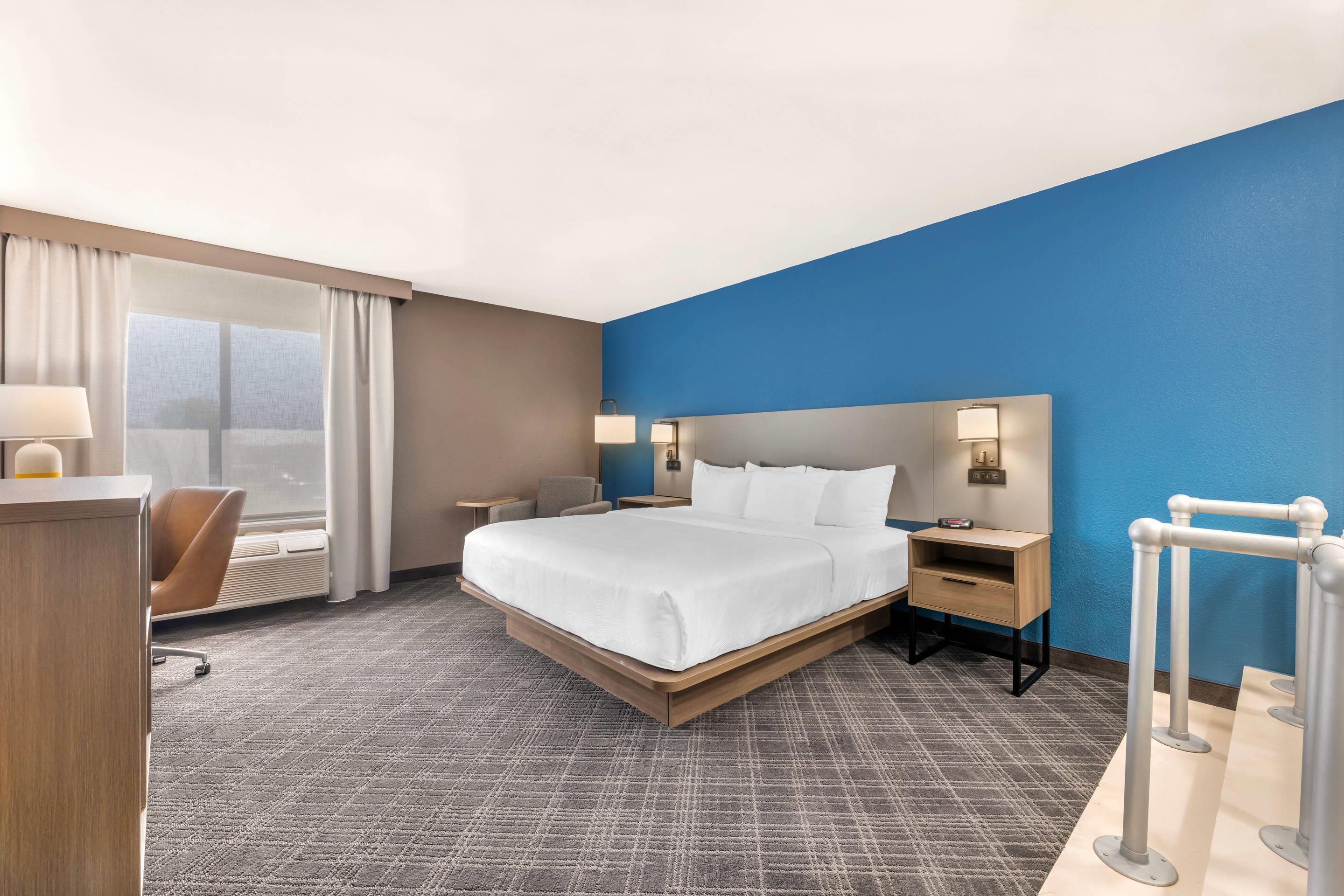 Efficiency, Suite, King Bed
