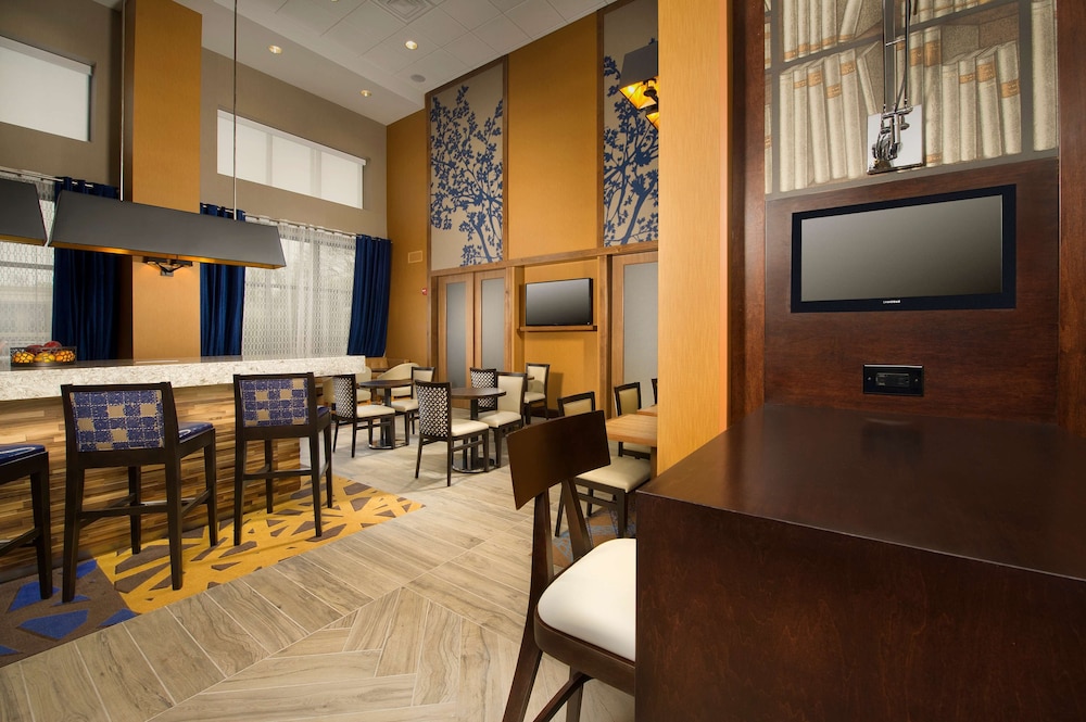 Hampton Inn Suites Baltimore Woodlawn 25/34