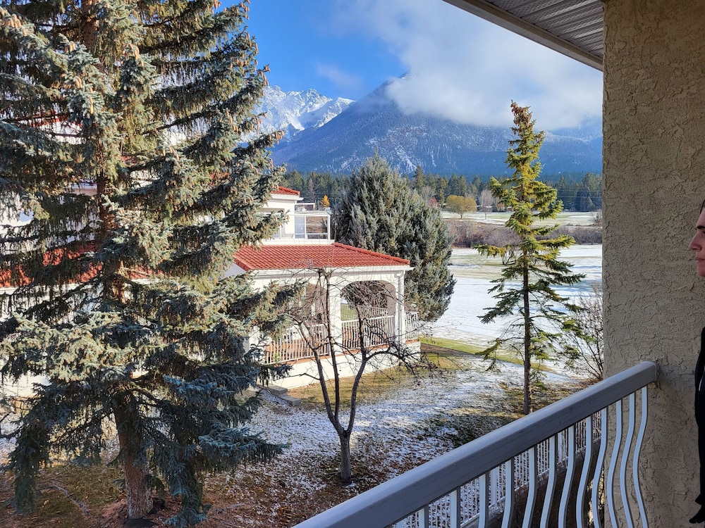 Mountain View Suites at Fairmont Hot Springs 60/63