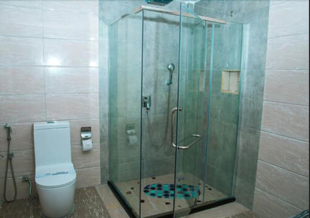 غرفة تنفيذية بسرير كينج، Tiffany Diamond Hotel Makunganya Street 10/10