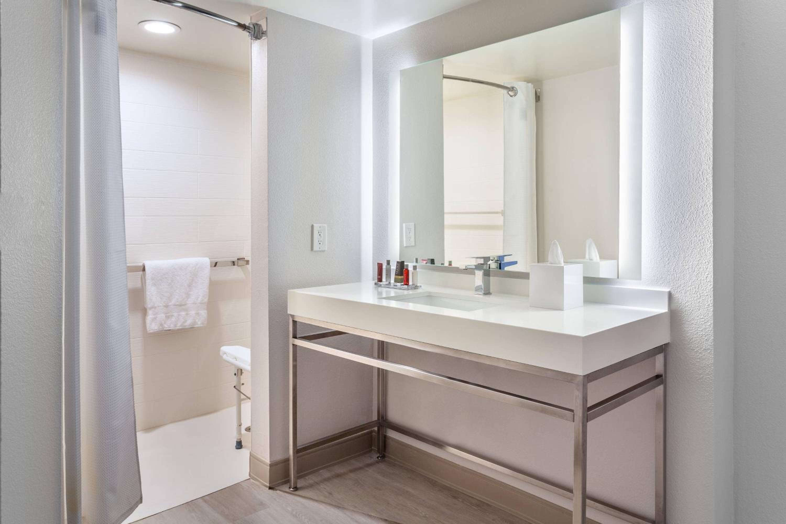 غرفة بسرير كينج بحوض استحمام لذوي الإعاقة، Marriott Miami Airport 7/10